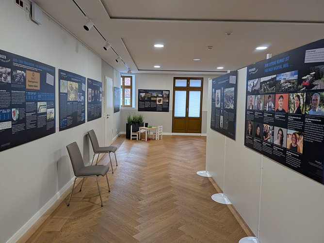Ausstellung im Rathausfoyer (Foto: Janine Skara)