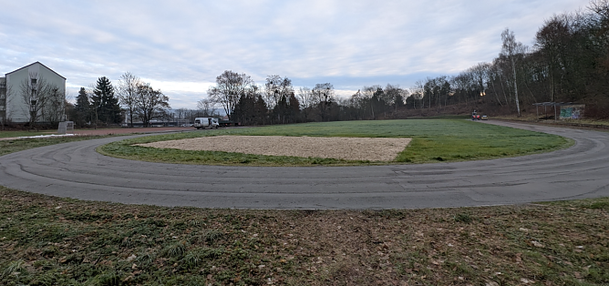 Die Laufbahn, das neu hergerichtete Volleyballfeld und der neue Rasen bieten im kommenden Fr&uuml;hjahr gute Bedingungen f&uuml;r sportliche Aktivit&auml;ten im Borntal. Die Basketballk&ouml;rbe und das Volleyballnetz werden &uuml;ber den Winter sicher eingelagert und im Fr&uuml;hling montiert.  (Foto: Janine Skara)
