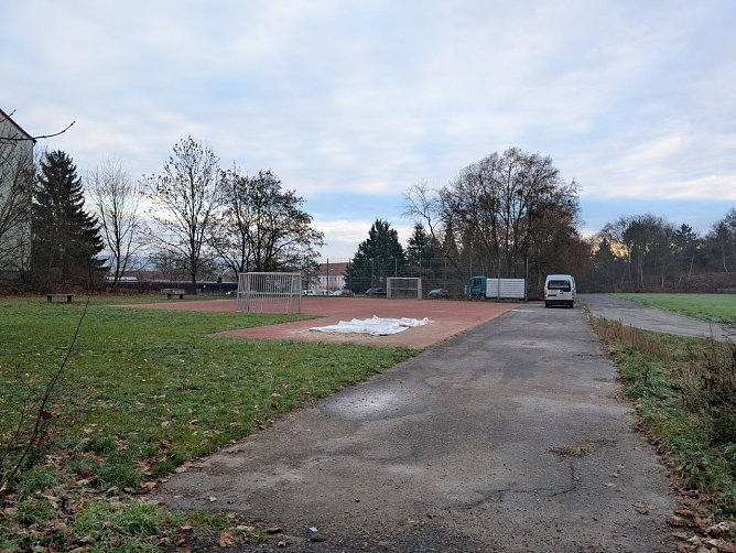 Die neue Weitsprunggrube, die ausgebesserte Harttartanfl&auml;che und die sanierte Laufbahn werden bereits f&uuml;r den Schulsport genutzt. Auch der Bolzplatz steht allen Interessierten bereits zur Verf&uuml;gung.  (Foto: Janine Skara)