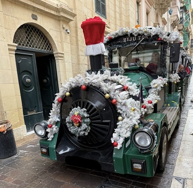 "Weihnachtsdampflok" auf Malta (Foto: J&uuml;rgen Mehne)