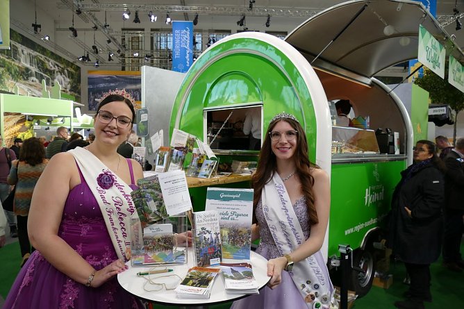 Fliederkönigin Rebecca II (li) und Fliederprinzessin Eileen I (re) von Bad Frankenhausen (Foto: Pressestelle Landratsamt)