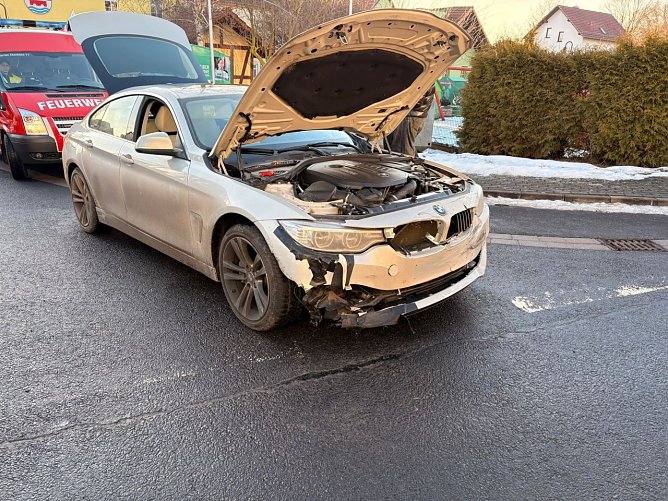 Der BMW wurde bei dem Unfall besch&auml;digt.  (Foto: Silvio Dietzel)