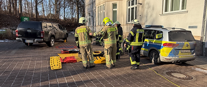 Ein Pick-Up hat vor einer Krankenkasse in Sondershausen eine Frau überrollt. (Foto: Silvio Dietzel) Ein Pick-Up hat vor einer Krankenkasse in Sondershausen eine Frau überrollt. (Foto: Silvio Dietzel)