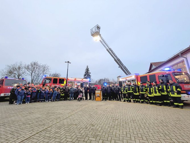&Uuml;ber 60 Mitglieder der Freiwilligen Feuerwehren waren dabei, als die neuen Fahrzeuge feierlich &uuml;bergeben wurden.  (Foto: Janine Skara)