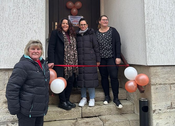 Ortsteilb&uuml;rgermeisterin Daniela Kahlenberg-Wolter  (2.v.re.), Simone Roloff (re.), Katrin Kamieth-Seliger (2.v.li) und Gudrun Zeitler (li.) er&ouml;ffneten gemeinsam den neuen Mehrgenerationentreff in Kleinberndten.  (Foto: Janine Skara)