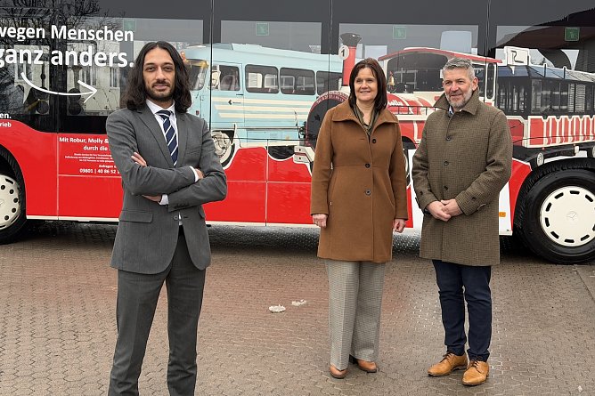 v.li.n.re. Rahul Kumar (Gesch&auml;ftsf&uuml;hrer der Regionalbus-Gesellschaft Unstrut-Hainich- und Kyffh&auml;userkreis) ; Landr&auml;tin des Kyffh&auml;userkreises Antje Hochwind-Schneider; Landrat des Unstrut-Hainich Kreises Thomas Ahke  (Foto: Ronja Rothe)