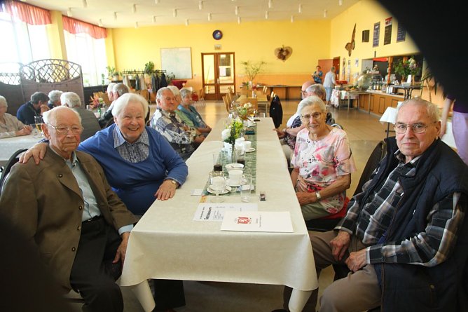 Die 90j&auml;hrigen Kameraden im November 2025: Familie Tittel und Familie Trapp (Foto: G&uuml;nter Herting)