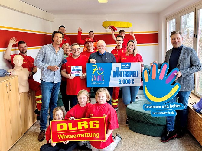v.l.n.r. (2. Reihe) Johannes-Michael Noack, Moderator der Fr&uuml;hschicht bei MDR TH&Uuml;RINGEN � DAS RADIO; Peter Ke&szlig;ler, Anmelder der MDR-Winterspiele und Ehrenvorsitzender des DLRG � Deutsche Lebens-Rettungs-Gesellschaft Ortsgruppe Kyffh&auml;user e.V.; Andreas R&auml;uber, stellvertretender B&uuml;rgermeister der Stadt Bad Frankenhausen; Nicole Rupprecht, Vorsitzende des DLRG � Deutsche Lebens-Rettungs-Gesellschaft Ortsgruppe Kyffh&auml;user e.V. & Stephan Masch, Repr&auml;sentant der DEUTSCHEN FERNSEHLOTTERIE bei der symbolischen &Uuml;bergabe der Gewinnsumme in Bad Frankenhausen. (Foto: Max Th&uuml;mmel)