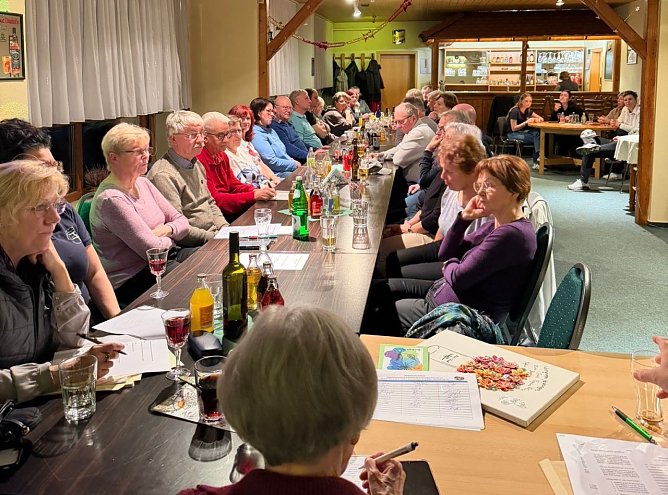 Vereinsversammlung im Jugendclub in Bretleben. (Foto: Elke-Maria Pötzschke) Vereinsversammlung im Jugendclub in Bretleben. (Foto: Elke-Maria Pötzschke)