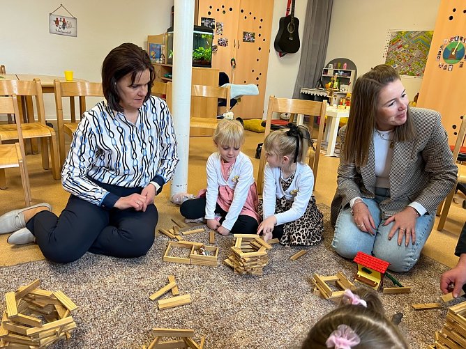 Landrätin Antje Hochwind Schneider und Kita-Fachberatung Patricia Kokot testen die Kulturkiste (Foto: Pressestelle Landratsamt)
