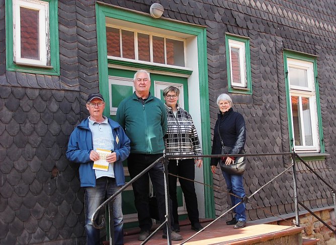 G&auml;stef&uuml;hrer Eckhard Haupt zeigte der Familie aus Gehofen Auleben. (Foto: Ulrich Reinboth)