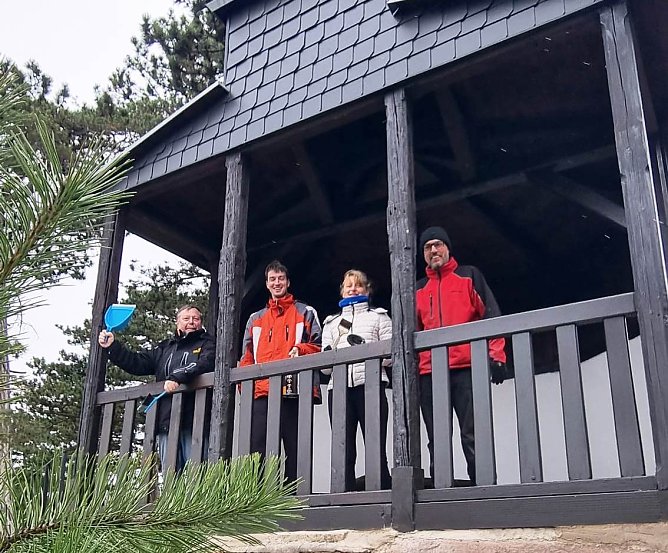 Das Reinigungsteam des DLRG an der Wanderhütte. (Foto: Peter Keßler) Das Reinigungsteam des DLRG an der Wanderhütte. (Foto: Peter Keßler)