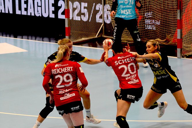 Johanna Reichert und Jana Scheib geh&ouml;rten zu den Aktivposten des THC (Foto: Eva Maria Wiegand)