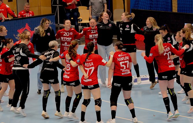 Jubeltraube nach Abpfiff: Der Th&uuml;ringer HC steht wieder im Final4 (Foto: Eva Maria Wiegand)