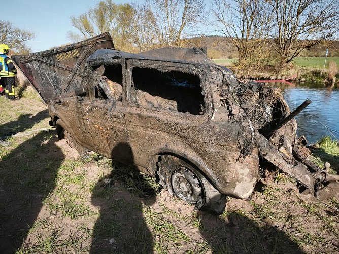 Der Lada lag wohl schon einige Zeit im Wasser der Unstrut. (Foto: Feuerwehr Heldrungen/Silvio Dietzel)