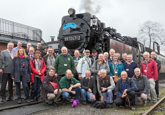 The Snowdonian im Harz: Im April 2015 war eine Delegation der der Ffestiniog & Welsh Highland Railways bei der HSB zu Besuch. Geschm&uuml;ckt mit dem markanten blauen Waliser Lokschild ging es auf Erkundungsfahrt durch den Harz. (Foto: HSB/Dirk Bahnsen)