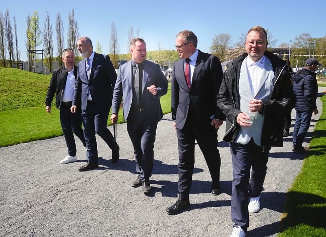 Leinefeldes B&uuml;rgermeister Christian Zwingmann (links) im Gespr&auml;ch mit Ministerpr&auml;sident Mario Voigt und Landesgartenschauchef Stefan Nolte (rechts). Begleitet werden sie von Th&uuml;ringens Infrastrukturminister Steffen Sch&uuml;tz.   (Foto: ssc)