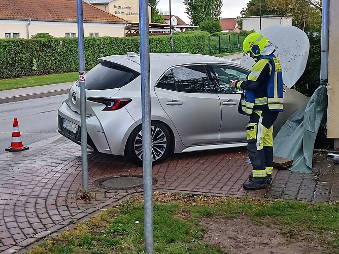 F&uuml;r eine 72j&auml;hrige endete die Fahrt auf regennasser Fahrbahn an einer Hauswand (Foto: S. Dietzel)