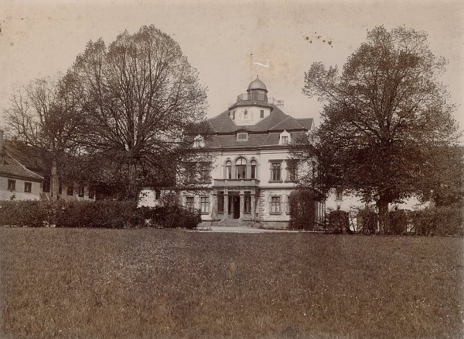 Ansichten des f&uuml;rstlichen Jagdschlosses Rathsfeld um 1900.     (Foto: Quelle: Regionalmuseum Bad Frankenhausen)