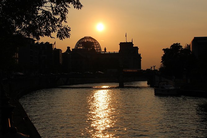 Abendd&auml;mmerung &uuml;ber Berlin (Foto: Regina auf Pixabay)