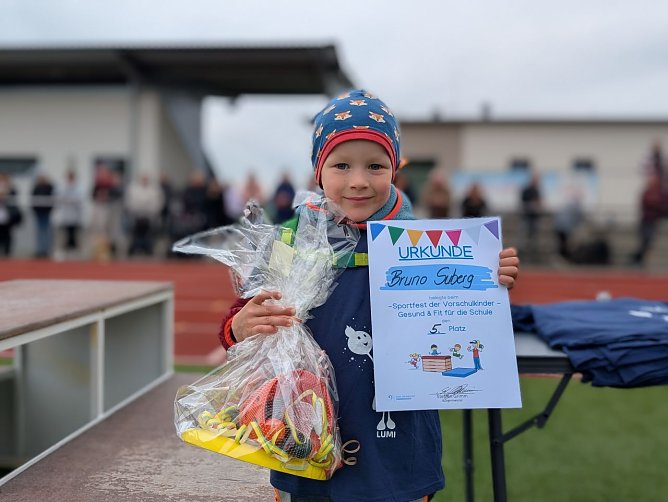 Urkunden gab es f&uuml;r die kleinen Sportler.  (Foto: Janine Skara)