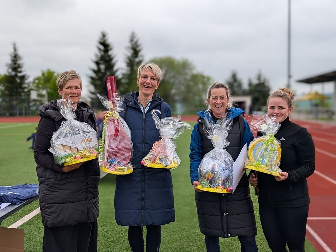 Das Organisatorenteam des Kita-Sportfestes (v.l.n.r.): Kita-Leiterin Petra Zollner, Fachbereichsleiterin f&uuml;r Kinder, Jugend und Sport der Stadtverwaltung Sondershausen, Mareen Biedermann, Fachgebietsleiterin f&uuml;r Kitas, Jaqueline Lange und Isabelle Schreiber, Kommunale Beauftragte f&uuml;r Kinder-, Jugend- und Sozialarbeit. (Foto: Janine Skara)
