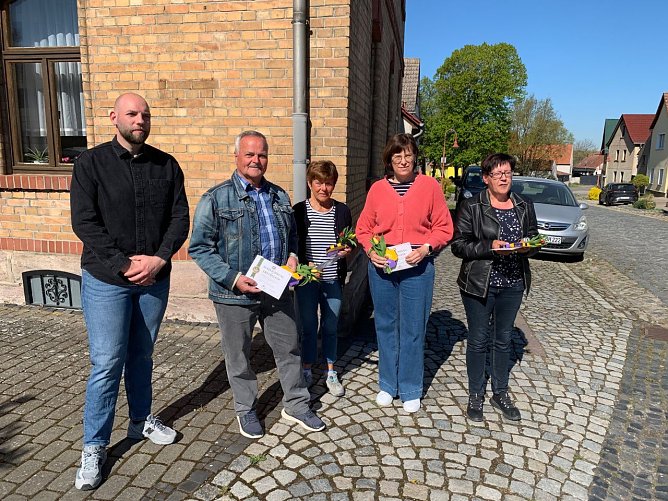 v.l.: B&uuml;rgermeister Torsten K&ouml;nig, Jochen Hinkler, Gisela Stang, Kristina Worgt f&uuml;r Frau Brigitte Sigmund, Ina Wei&szlig;gerber (Foto: Erik Schramm)