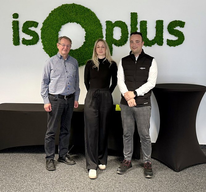 ario Melle (links) und Annica G&ouml;ldner (Mitte) IHK Erfurt, Florian Richter (rechts) ISOPLUS (Foto: Isoplus)