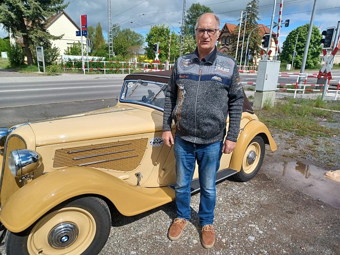 Joachim Mäder mit seinem BMW 319. (Foto: Hubert Rein) Joachim Mäder mit seinem BMW 319. (Foto: Hubert Rein)