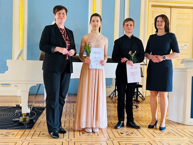 Dorothea Hanebuth und Nikolai Bergeron, zwei der f&uuml;nf diesj&auml;hrigen Gewinner des Carl-Schroeder-Preises, erhielten ihre Auszeichnungen von Sindy Ritzke, Vorstandsmitglied der Kyffh&auml;usersparkasse (links), und der Schirmherrin des Carl-Schroeder-Wettbewerbs, Landr&auml;tin Antje Hochwind-Schneider. (Foto: Andrea Hellmann)