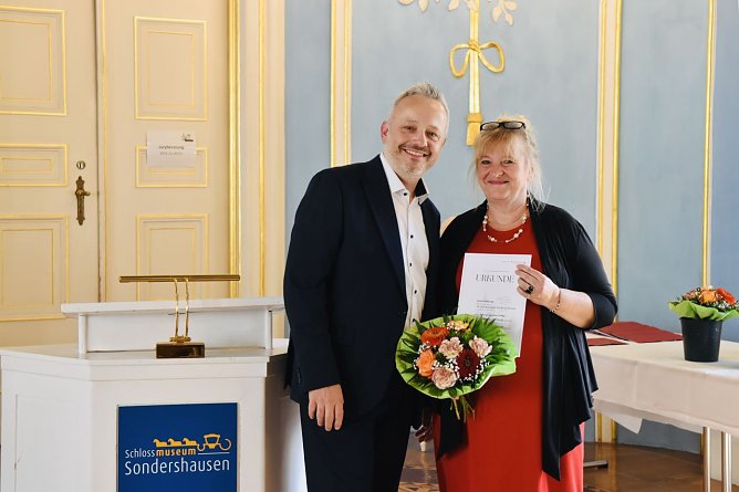 Musikschulleiter, Matthias Deichstetter, dankt zur Jubil&auml;umsausgabe der Gr&uuml;nderin des Wettbewerbs, Jana K&ouml;hring. (Foto: Andrea Hellmann)