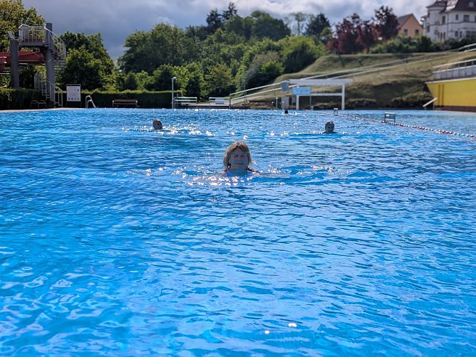 Die ersten Badeg&auml;ste kamen trotz Wassertemperaturen von 14 Grad.  (Foto: Janine Skara)
