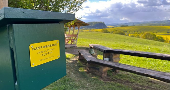 Die lange Bank zwischen Niedersachswerfen und Harzungen ist Sonderstempelstelle der Harzer Wandernadel.  (Foto: ssc)