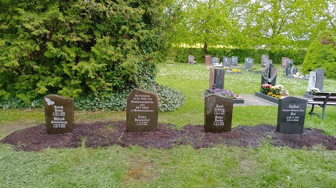Die sanierten Gedenksteine wurden auf dem Friedhof in Kleinberndten aufgestellt. (Foto: Janine Skara)