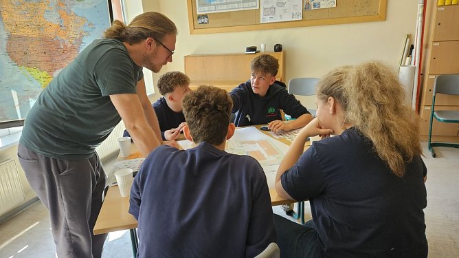 Erik Daber mit Sch&uuml;lern der Klassen 10 und 11. (Foto: IBKM )