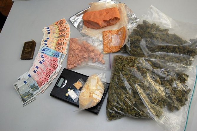 Sicher gestellt: Drogen und Bargeld (Foto: Polizei)
