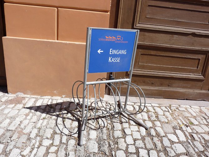 Fahrrad anschlie&szlig;en (Foto: Karl-Heinz Herrmann)