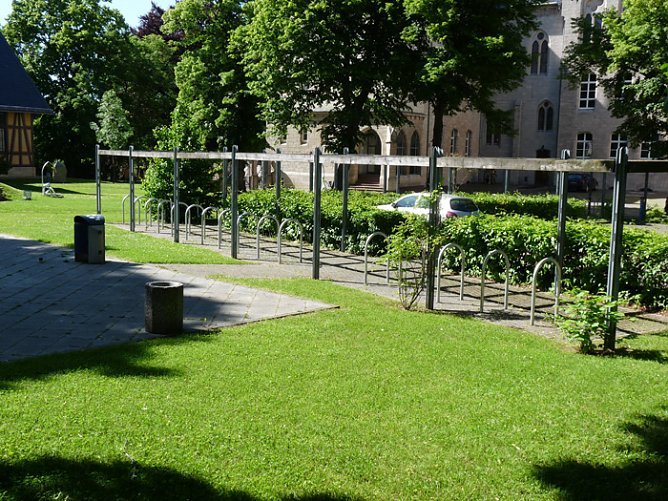 Fahrrad anschlie&szlig;en (Foto: Karl-Heinz Herrmann)