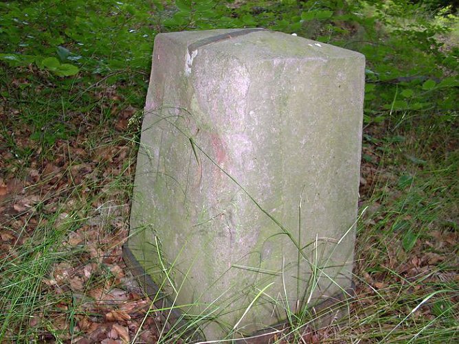 Vergessene Grenzsteine (Foto: Karl-Heinz Herrmann)