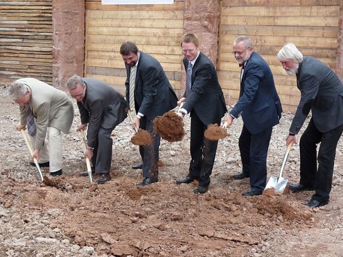 Symbolischer Spatenstich (Foto: Karl-Heinz Herrmann)