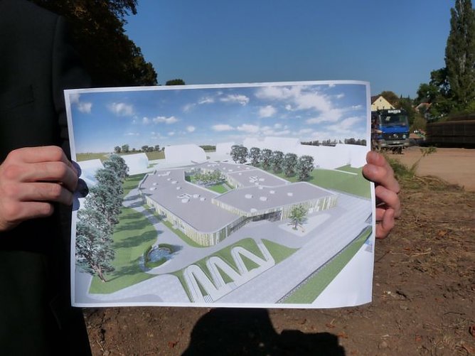 Feierliche Grundsteinlegung (Foto: Karl-Heinz Herrmann) Feierliche Grundsteinlegung (Foto: Karl-Heinz Herrmann)