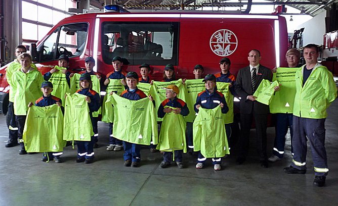 Übergabe von Allwetterjacken (Foto: Karl-Heinz Herrmann) Übergabe von Allwetterjacken (Foto: Karl-Heinz Herrmann)