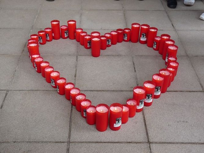 Kerzen entz&uuml;ndet (Foto: Karl-Heinz Herrmann)