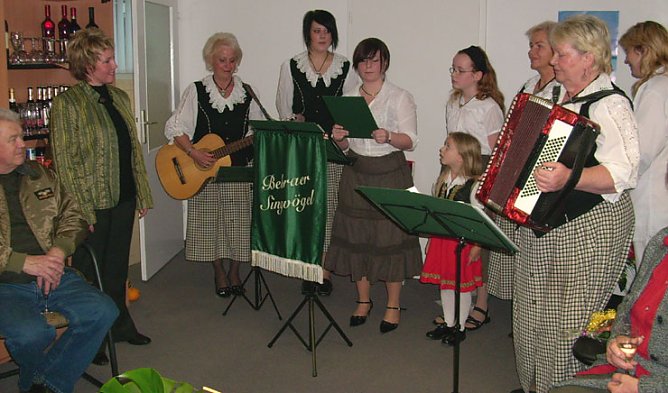 St&auml;ndchen  der Bebraer Singv&ouml;gel f&uuml;r Frau Waldheim (Foto: Karl-Heinz Herrmann)