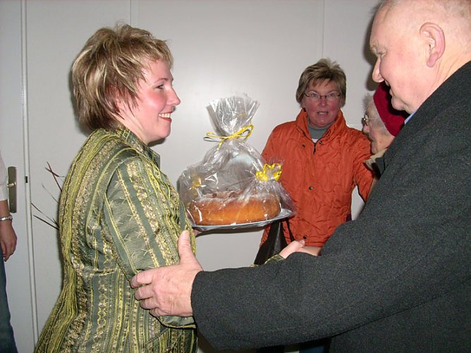 Patienten begl&uuml;ckw&uuml;nschten Frau Waldheim (Foto: Karl-Heinz Herrmann)