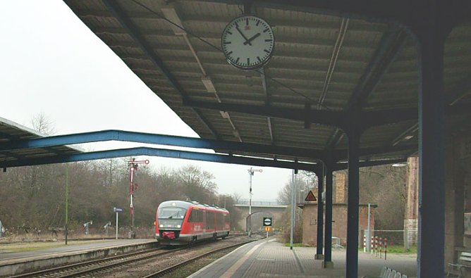 Einfahrt Zug im Bahnhof (Foto: Karl-Heinz Herrmann)