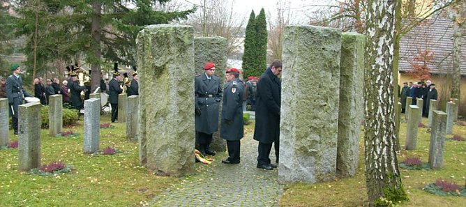 OberstL. Rudolpf und Bergermeister Joachim Kreyer im Ehrenhain (Foto: Karl-Heinz Herrmann)