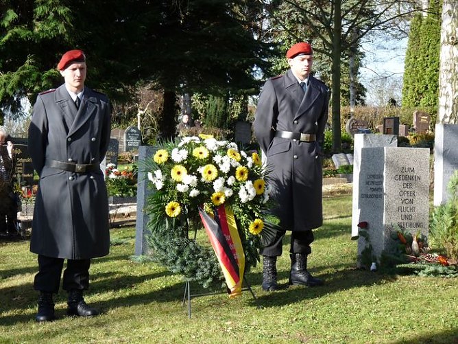 Feierliche Kranzniederlegung (Foto: Karl-Heinz Herrmann) Feierliche Kranzniederlegung (Foto: Karl-Heinz Herrmann)