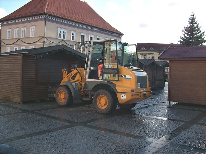 Aufbau Weihnachtsmarkt SDH (Foto: Karl-Heinz Herrmann)