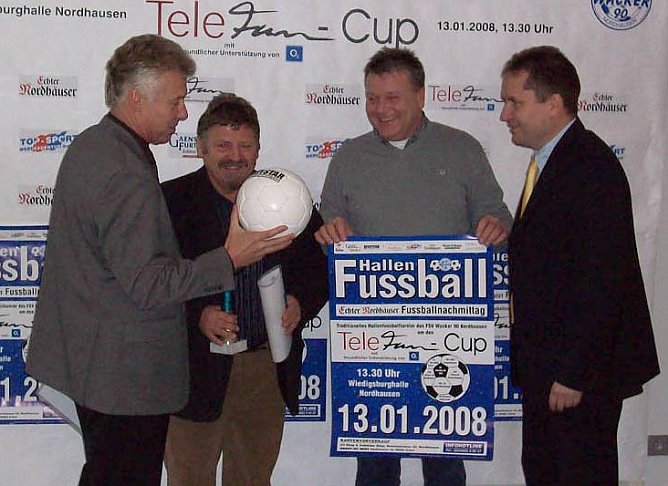 Vier Herren und ein Ball (Foto: S.A.)